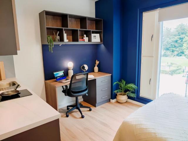 Studio for rent in Row Town, Surrey