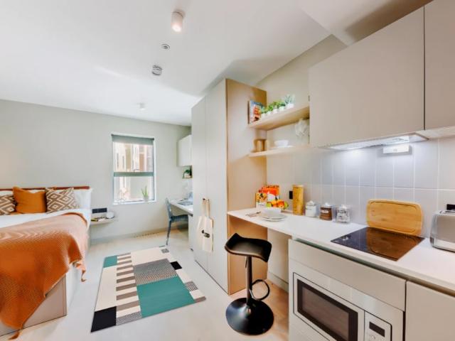 Studio for rent in Row Town, Surrey