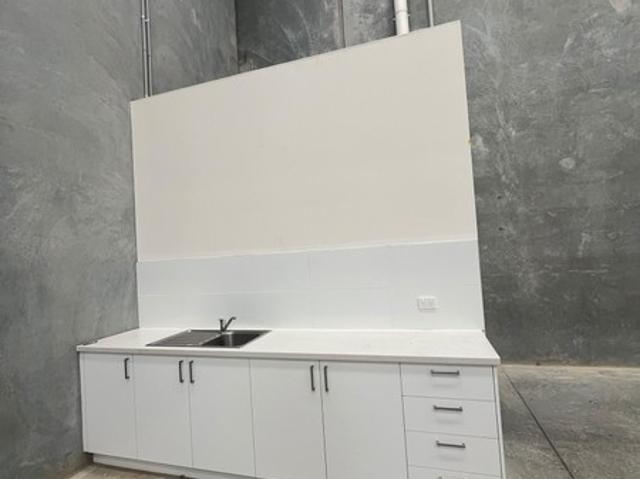 Warehouse for rent in Paramount Industrial Estate, Melbourne