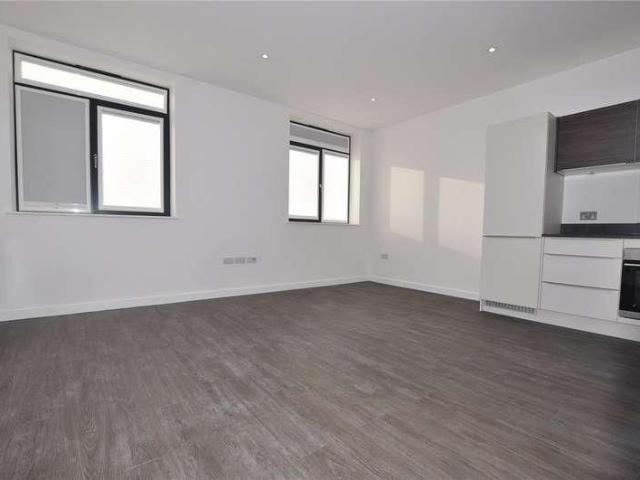 Apartment for rent in Row Town, Surrey