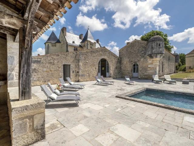 Château vente à Saintes