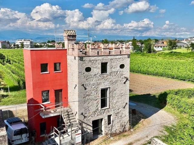 Villa Indipendente in vendita a Peschiera Del Garda, Veneto