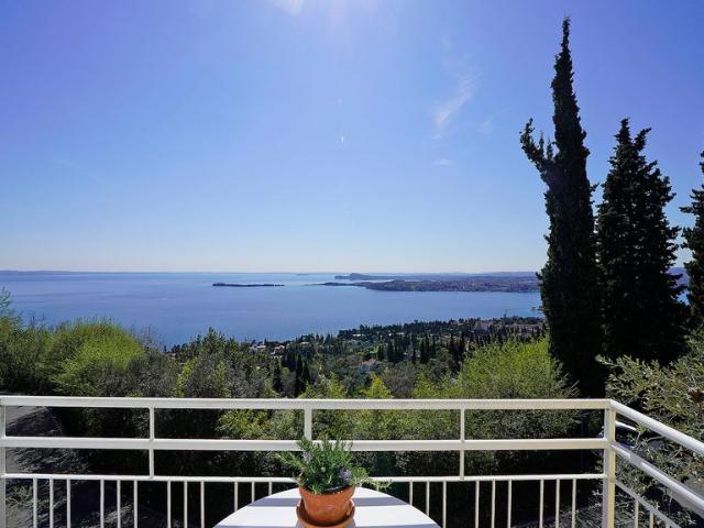Villa Indipendente in vendita a Comunità Montana Parco Alto Garda bresciano, Gardone Riviera