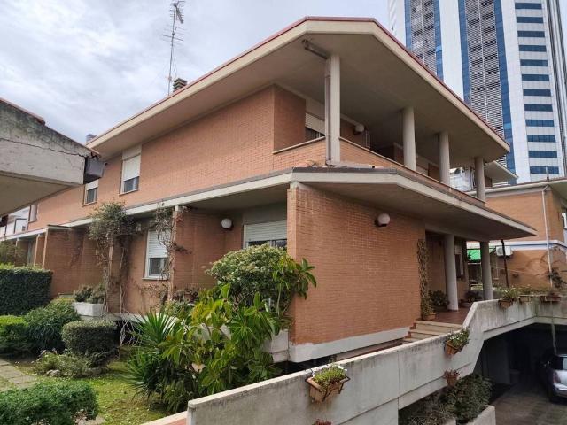 Villa Indipendente in vendita a Nicolosi, Latina