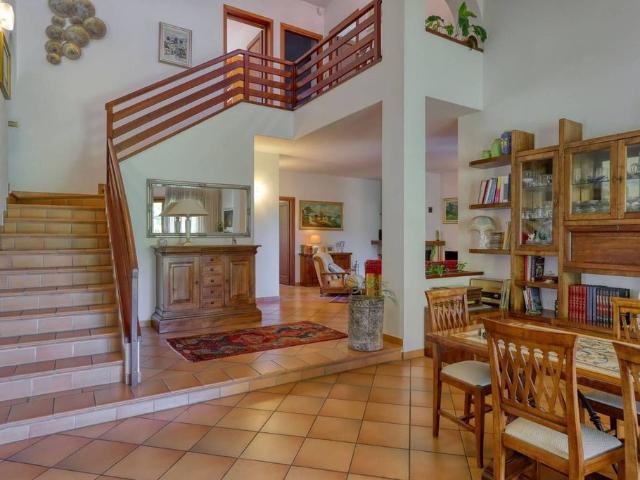 Villa Indipendente in vendita a Comunità Montana del Piambello, Lavena Ponte Tresa