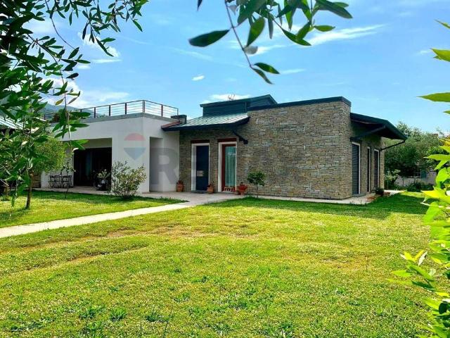 Villa Indipendente in vendita a Montignoso, Toscana
