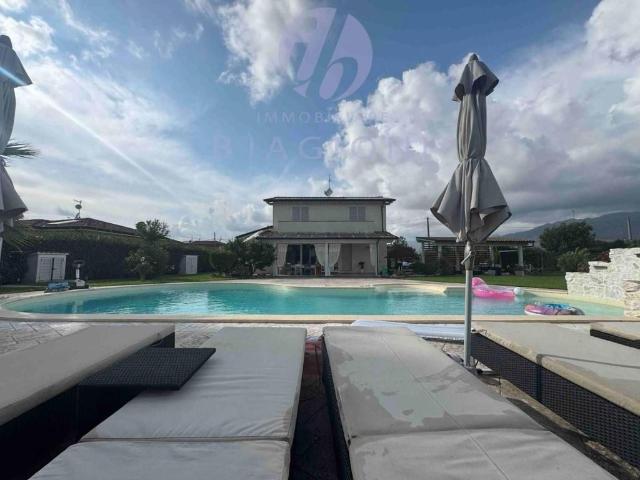 Villa Indipendente in vendita a Carraia, Camaiore