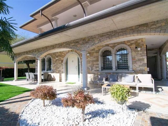 Villa Indipendente in vendita a Boltiere, Lombardia