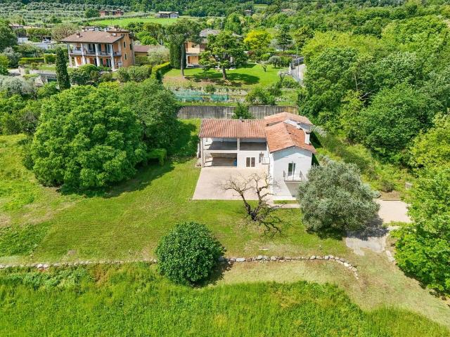 Villa Indipendente in vendita a Lonato, Brescia