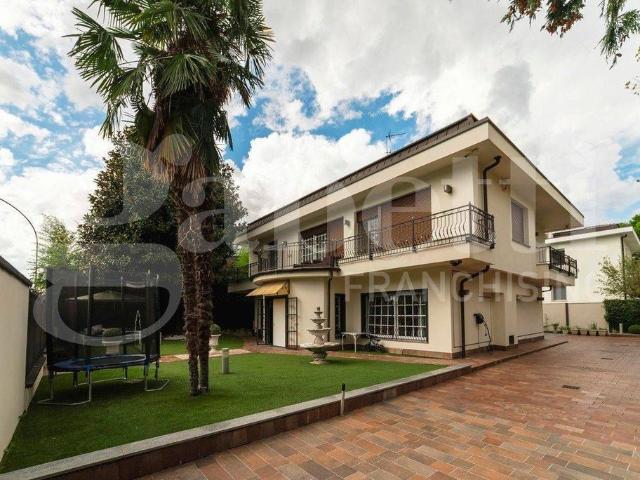Villa Indipendente in vendita a Trezzano Sul Naviglio, Lombardia