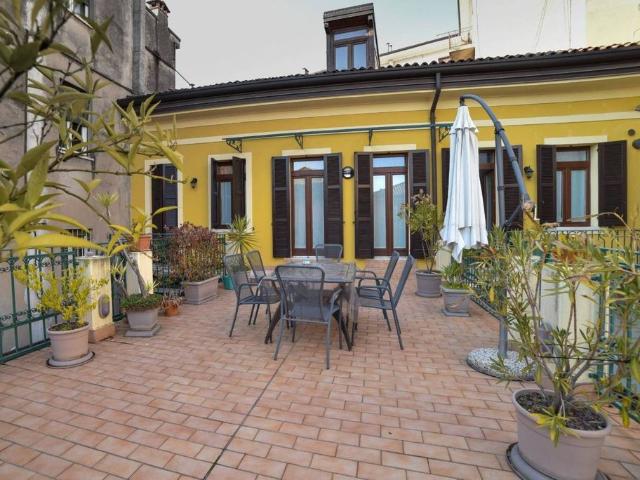 Villa Indipendente in vendita a Centro storico, Brenzone