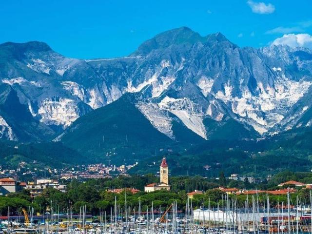 Villa Indipendente in vendita a Carrara, Toscana