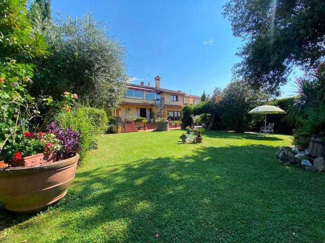 Villa Indipendente in vendita a Il Pettirosso, Pistoia