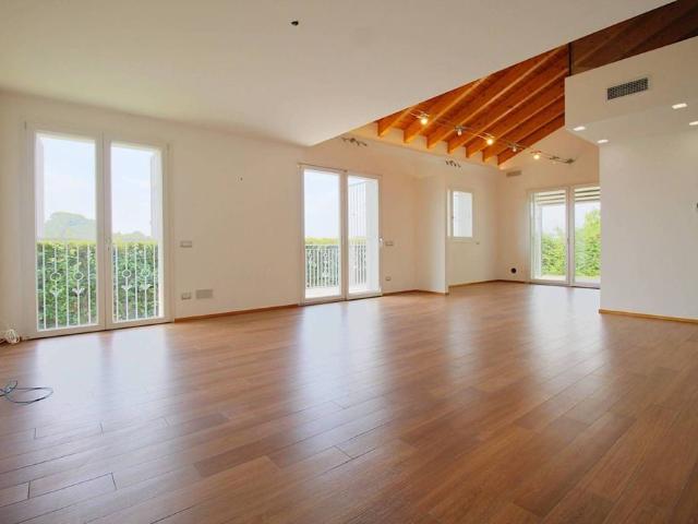 Villa Indipendente in vendita a Oltrona San Mamette, Lombardia