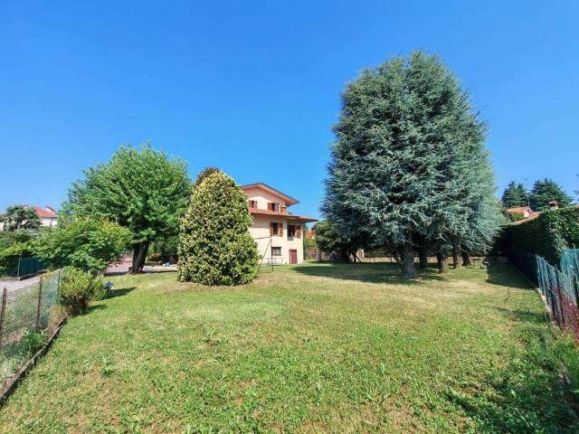 Villa Indipendente in vendita a Novate Brianza, Merate