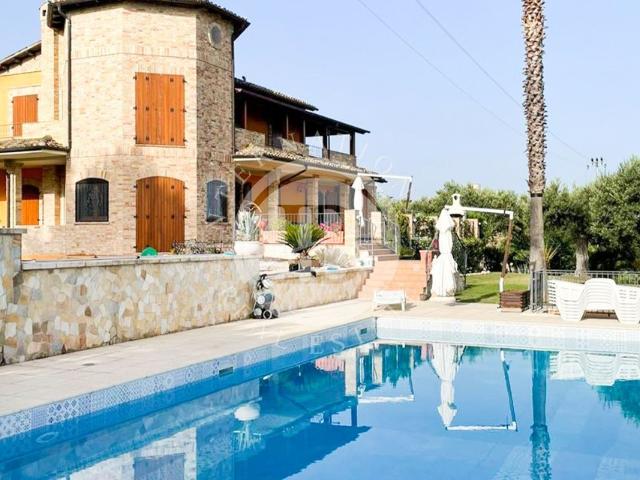 Villa Indipendente in vendita a Morro D'oro, Abruzzo