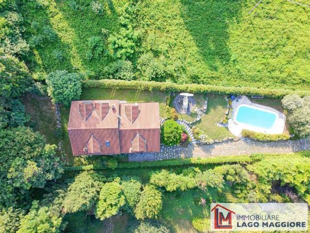Villa Indipendente in vendita a Ranco, Lombardia