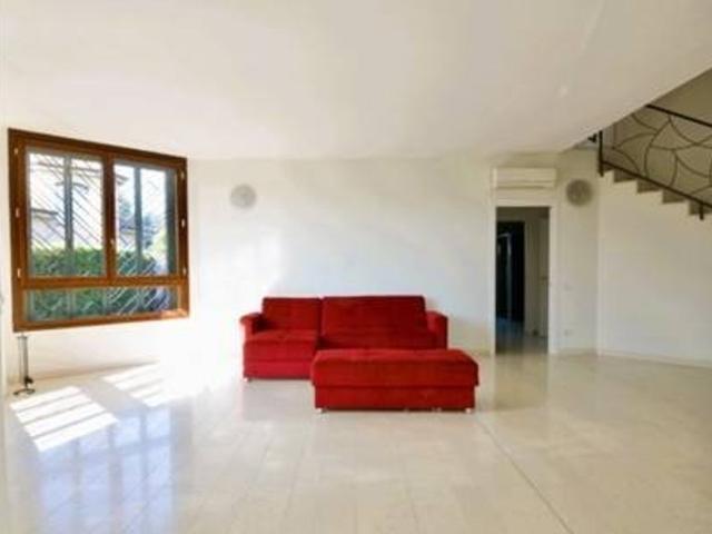 Villa Indipendente in vendita a Bernareggio, Lombardia