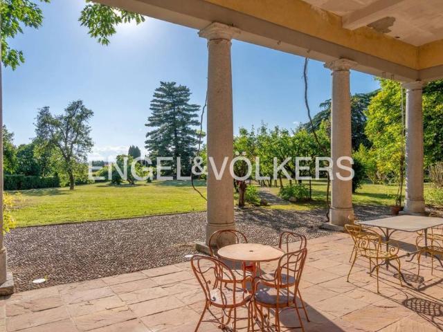 Villa Indipendente in vendita a Casnate con Bernate, Casnate