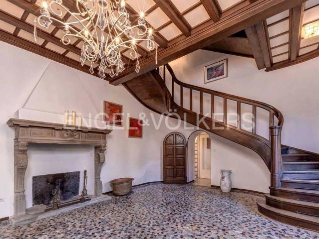 Villa Indipendente in vendita a Carlazzo, Lombardia