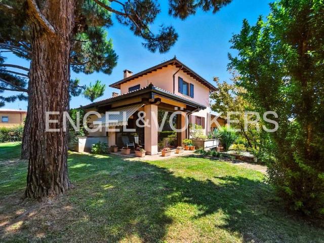 Villa Indipendente in vendita a Gallarate, Lombardia