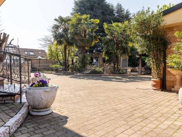 Villa Indipendente in vendita a Limbiate, Monza e della Brianza