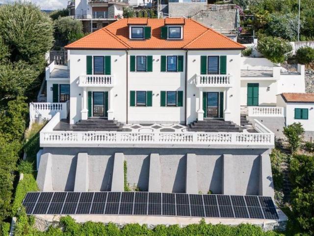 Villa Indipendente in vendita a Capo Torre, Albisola Superiore