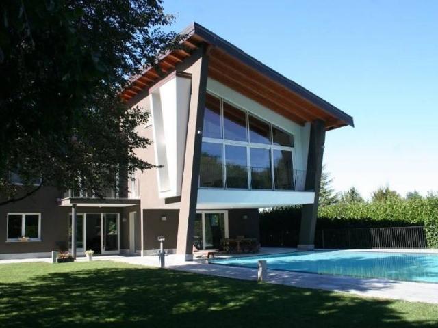 Villa Indipendente in vendita a Gallarate, Lombardia