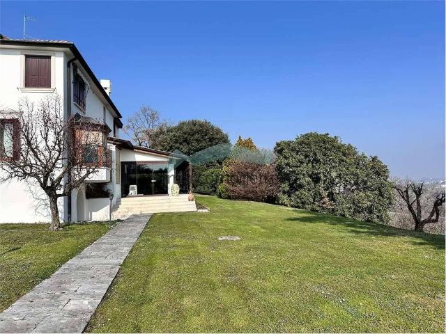 Villa Indipendente in vendita a Vittorio Veneto, Veneto