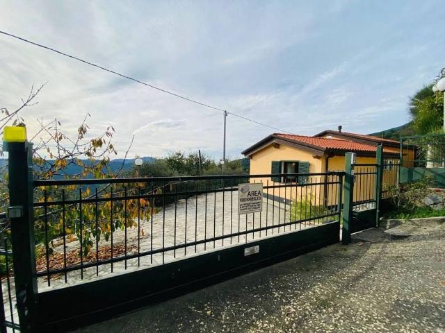 Villa Indipendente in vendita a Castiglione Chiavarese, Liguria