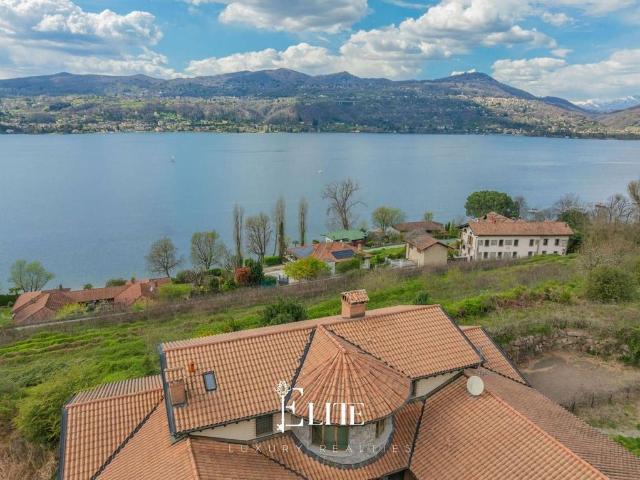 Villa Indipendente in vendita a Angera, Varese