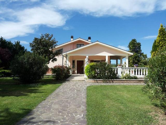 Villa Indipendente in vendita a Carrara, Marche