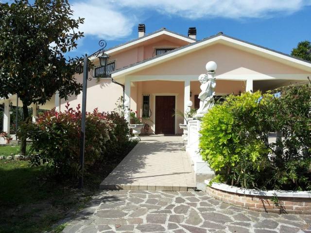 Villa Indipendente in vendita a Carrara, Marche
