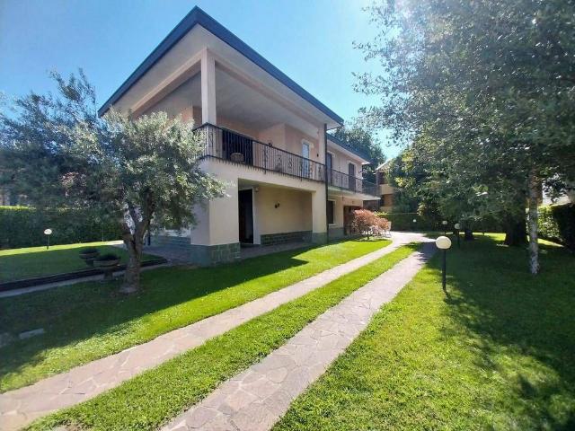 Villa Indipendente in vendita a Bareggio, Lombardia