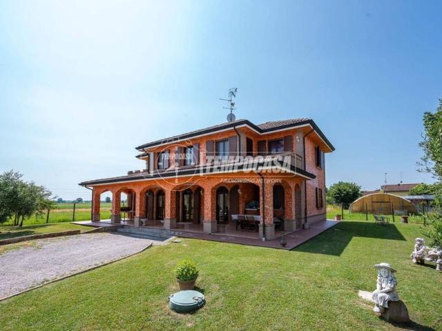 Villa Indipendente in vendita a Terra di Mezzo, Re