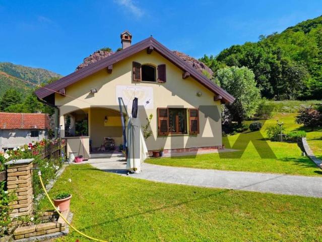 Villa Indipendente in vendita a Campomorone, Liguria