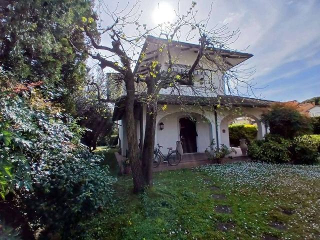 Villa Indipendente in vendita a Marina di Carrara, Carrara
