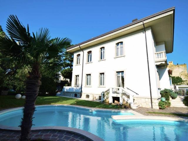 Villa Indipendente in vendita a Desenzano Del Garda, Brescia