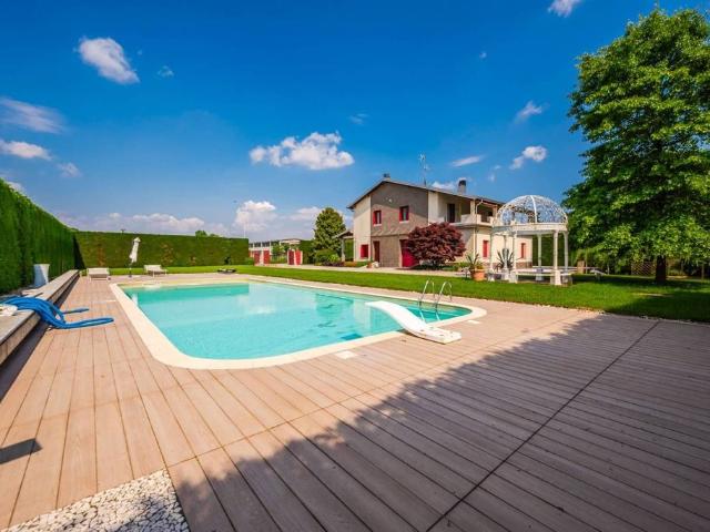 Villa Indipendente in vendita a Robecco Sul Naviglio, Lombardia