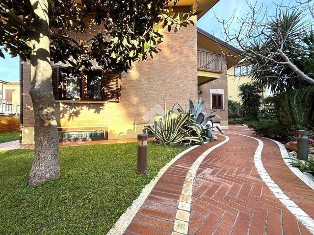 Villa Indipendente in vendita a Quartiere dei poeti, Pineto