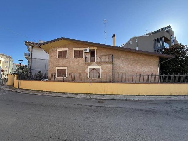 Villa Indipendente in vendita a Quartiere dei poeti, Pineto