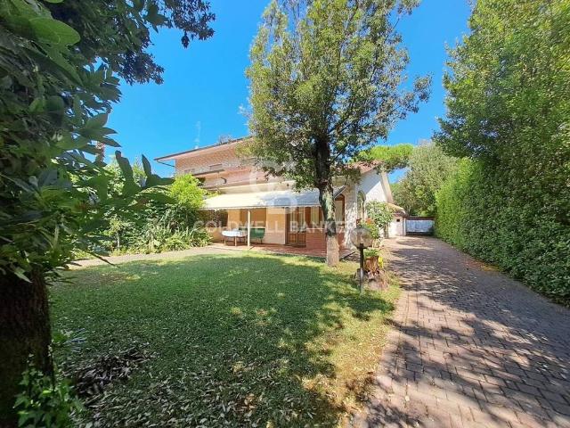 Villa Indipendente in vendita a Vittoria Apuana, Forte Dei Marmi