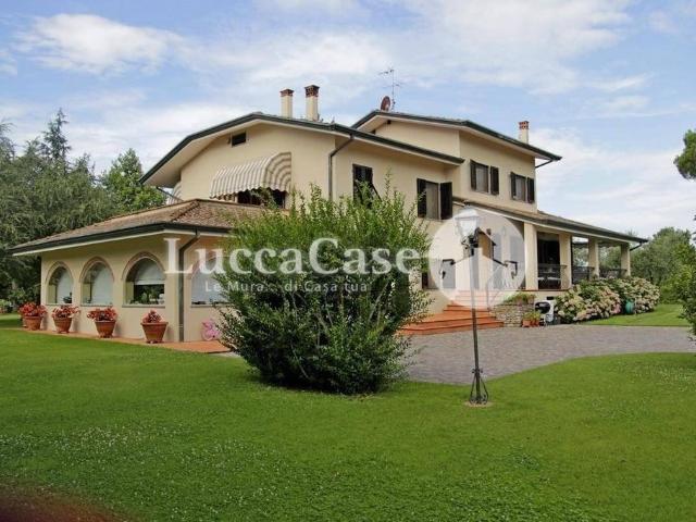 Villa Indipendente in vendita a Tempagnano di Lunata, Bagni Di Lucca Ponte