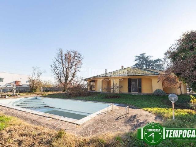 Villa Indipendente in vendita a Monte Cremasco, Lombardia