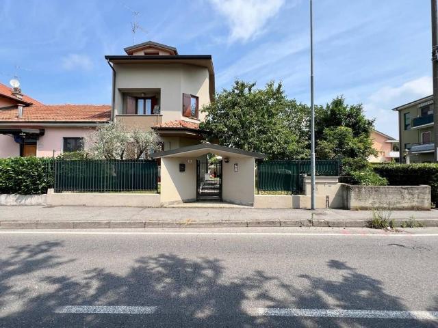 Villa Indipendente in vendita a Moncucco, Brugherio