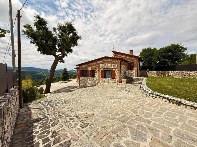 Villa Indipendente in vendita a Mompeo, Lazio