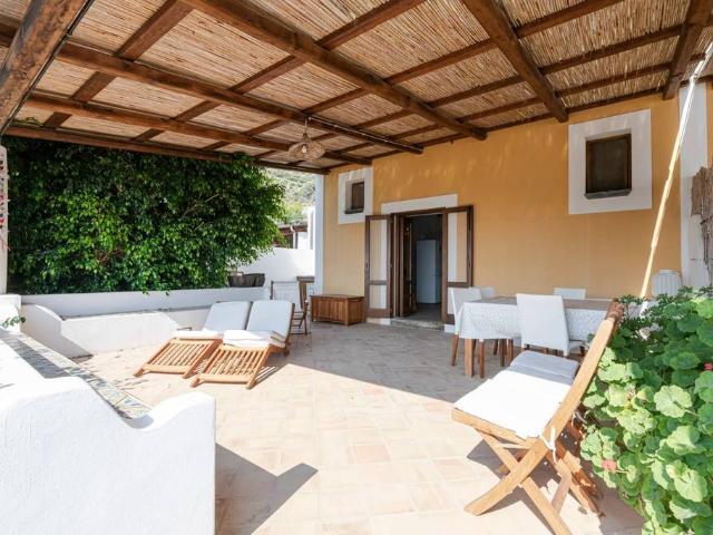 Villa Schiera in vendita a Santa Marina Salina, Sicilia