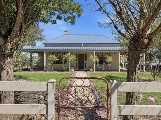 Cottage for sale in Londrigan, Victoria