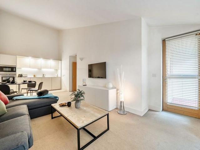 Apartment for rent in Row Town, Surrey