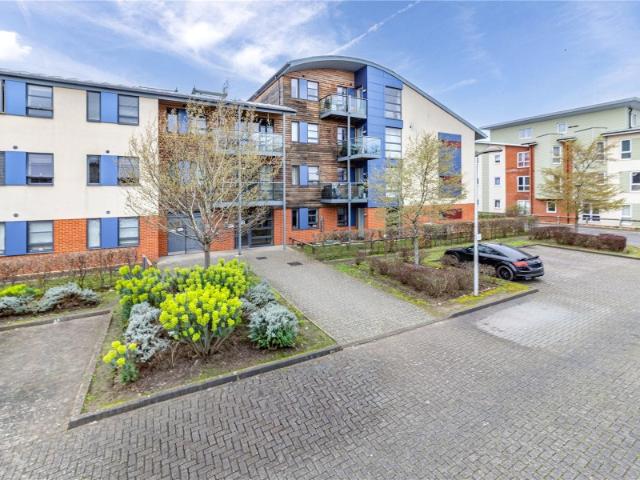 Apartment for rent in Row Town, Surrey